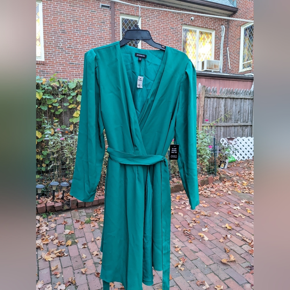 Women's emerald green puff sleeve wrap dress, size XL.
